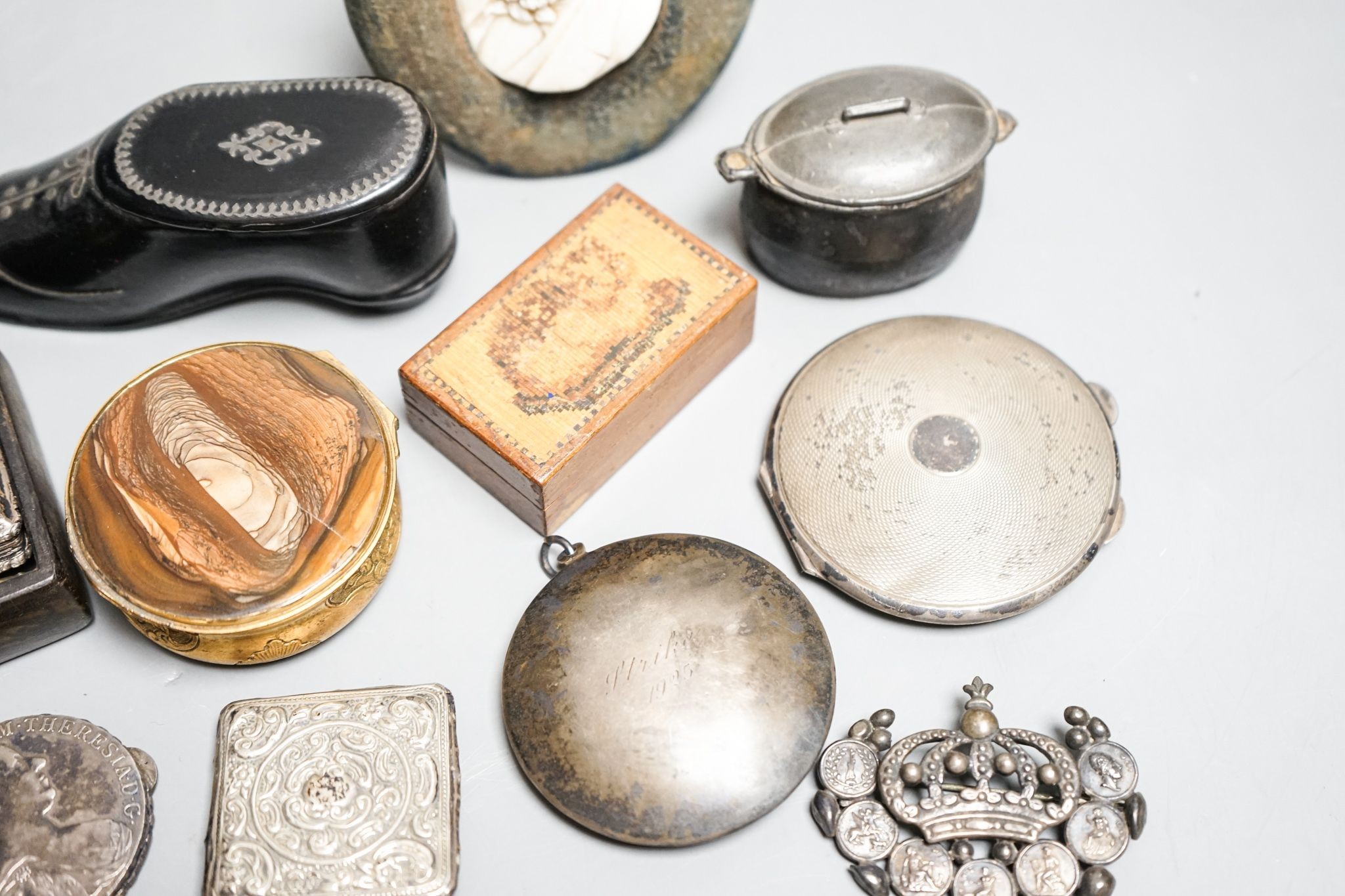 A collection of cabinet curios, including - An early 19th century miniature carved ivory bust of a gentleman, a gilt metal and agate snuff box, a George IV silver vinaigrette, by Taylor and Perry, a silver compact, a Reg